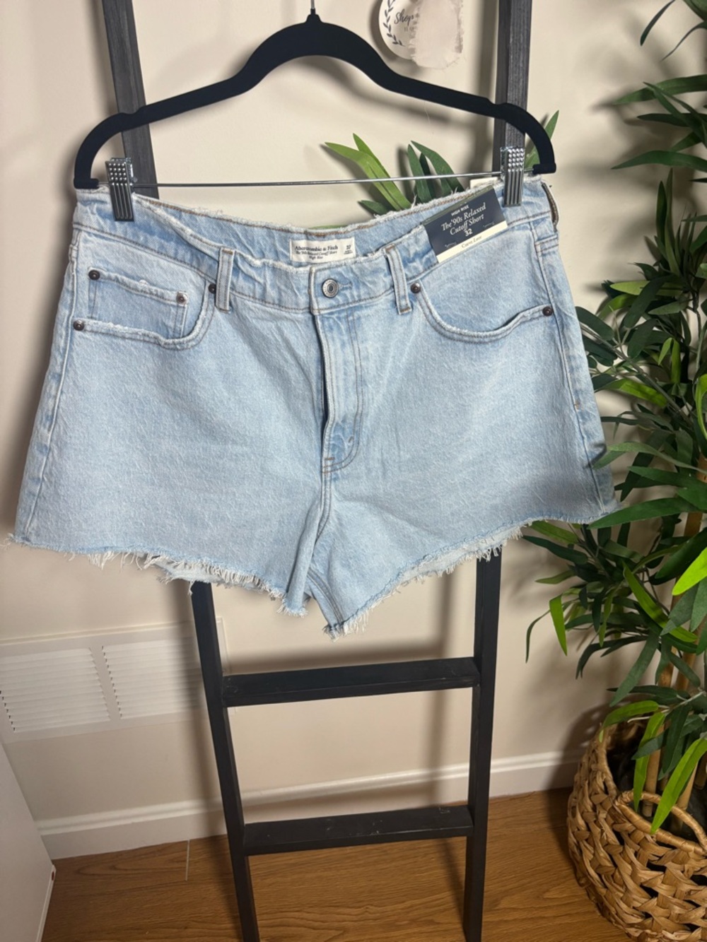 Abercrombie & Fitch - The 90s Relaxed Cutoff Short High Rise